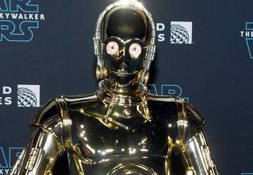 ¡El famoso C-3PO también estuvo presente en la alfombra azul!