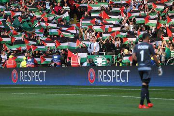 Britain Football Soccer - Celtic v Hapoel Be¿er-Sheva - UEFA Champions League Qualifying Play-Off First Leg - Celtic Park - 17/8/16 Celtic fans hold up Palestine flags Action Images via Reuters / Russell Cheyne Livepic EDITORIAL USE ONLY.