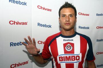 El surgido en la cantera de Cruz Azul se fue al viejo continente con el Hércules de España. Luego de culminar su etapa en Europa fichó con Chivas para la temporada 2009-2010.