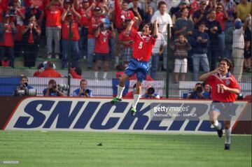 Iván Zamorano festejaba el gol de Chile contra Austria en Francia 98' y ahí estaba su socio en el ataque nacional. 