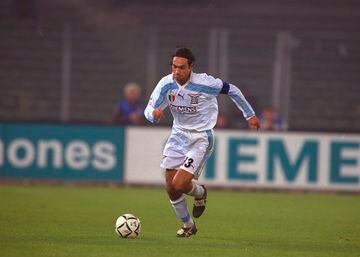 Considerado por muchos como uno de los mejores centrales de su tiempo y también uno de los mayores defensores de la historia. Alessandro Nesta nació en Roma y su padre era fanático de la Lazio. Inició su carrera profesional en las categorías inferiores del club italiano. Llegó a jugar 261 partidos como Blanquiceleste. 