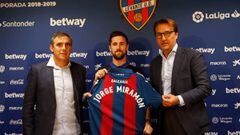 Jorge Miram&oacute;n posa junto a Quico Catal&aacute;n y Manolo Salvador durante su presentaci&oacute;n como nuevo jugador del Levante.