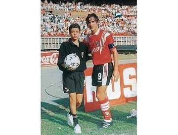 The River Plate ballboy went on to play for the team. In the picture he is posing alongside 90s River legend Enzo Francescoli.