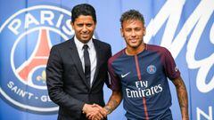 Neymar se saluda con Al Khelaifi el d&iacute;a de su presentaci&oacute;n.