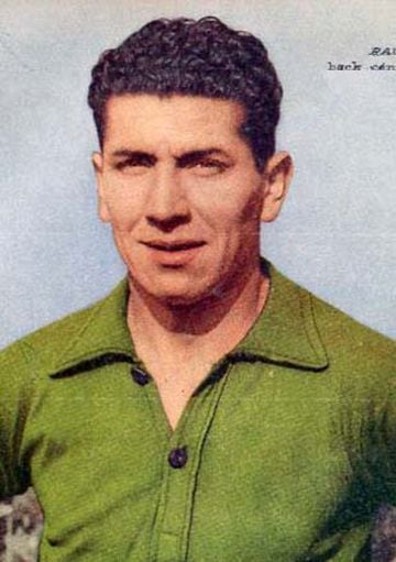 Defensa central muy técnico que fue el maestro a seguir por Elías Figueroa. Fue campeón con el cuadro caturro en 1958.