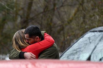A couple embrace in the city of Ubla, after managing to cross the Ukrainian border with Slovakia.
