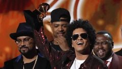Bruno Mars aceptando el Premio Grammy al mejor &aacute;lbum del a&ntilde;o por &quot;24K Magic&quot; en la 60&ordf; edici&oacute;n de los galardones. 