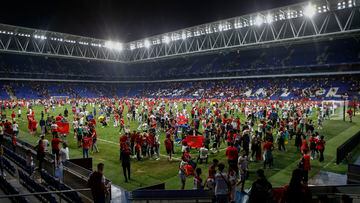 Aficionados de la selección de Marruecos invaden el terreno de juego al final del partido amistoso entre las selecciones de Marruecos y Chile, preparatorio para el Mundial de Catar 2022, disputado este viernes en el RCDE Stadium de Cornellá, en Barcelona.