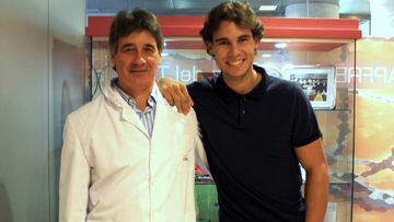 El tenista Rafael Nadal posa junto al doctor &Aacute;ngel Ruiz-Cotorro, director de la Cl&iacute;nica y responsable de los Servicios M&eacute;dicos de la RFET, en una imagen de noviembre de 2011.