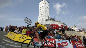 Chris Froome llega a la antena del Mont Ventoux durante la decimoquinta etapa del Tour de Francia 2013.