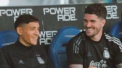 Nahuel Molina y Rodrigo De Paul bromean en una convocatoria con la Selección Argentina.