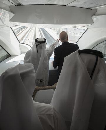 El presidente de la FIFA se convirtió en una de las primeras personas en viajar en el nuevo Metro de Doha.