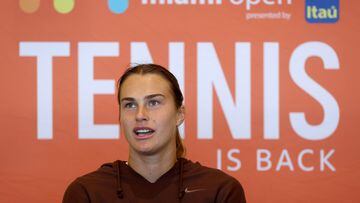 La tenista bielorrusa Aryna Sabalenka atiene a los medios antes del Miami Open.