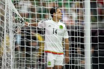 Javier Hernández se lamenta al no conseguir el gol.