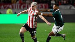 Estudiantes de La Plata's forward Benjamin Rollheiser (L) fights for the ball with Goias' forward Anderson Oliveira during the Copa Sudamericana round of 16 first leg football match between Argentina's Estudiantes de la Plata and Brazil's Goias at the Jorge Luis Hirschi stadium in La Plata, Argentina, on August 2, 2023. (Photo by Luis ROBAYO / AFP)