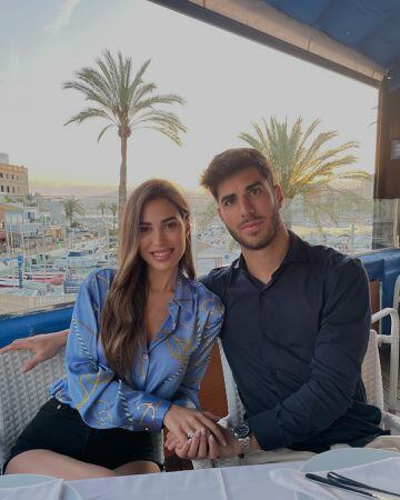 Sandra y Marco confirmaron su noviazgo en la boda de Sergio Ramos y Pilar Rubio. Sandra es diseñadora, se formó en la Escuela Técnica Superior de Arquitectura de Madrid, y trabajó como camarera cuando conoció al futbolista.