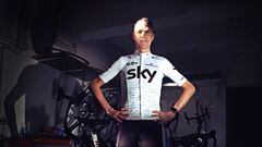 Chris Froome posa con el maillot blanco que el equipo Sky vestir&aacute; en el Tour de Francia.