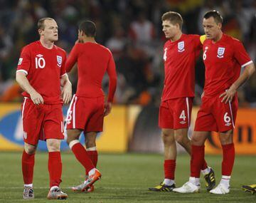 Rooney fue uno de los responsables que llevaron a Inglaterra a clasificarse para el Mundial de 2010. Ya en Sudáfrica, el equipo inglés no estuvo a la altura de Rooney y cayó en los octavos de final ante Alemania.