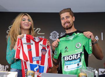 El ciclista eslovaco visitó Barranquilla para promocionar su carrera, Fondo Sagan en Colombia, que se correrá en la ciudad en noviembre de este año y contará con su participación. Como regalo se llevó la camiseta del Junior.
