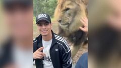 Delantero francés posó con un león y generó pavor en el público