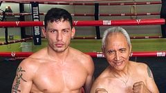 Cristóbal Ibáñez junto a Jorge Rubio, su entrenador de boxeo, en medio de la preparación para esta pelea.