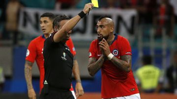 El árbitro que enfureció a Vidal vuelve a dirigir a la Selección