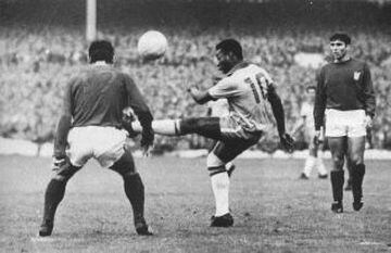 Edson Arantes do Nascimento, para muchos el mejor de la historia, convirtió 767 goles en partidos oficiales. Elegido el jugador del Siglo XX.