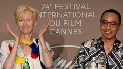 British actress Tilda Swinton (L) applauds next to Thai director Apichatpong Weerasethakul as they attend a press conference for the film &quot;Memoria&quot; at the 74th edition of the Cannes Film Festival in Cannes, southern France, on July 16, 2021. (Photo by John MACDOUGALL / AFP)