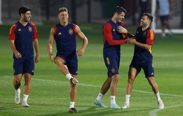 Asensio, Llorente, Morata y Jordi Alba bromean durante el entrenamiento.