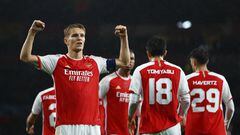 Martin Ødegaard, jugador del Arsenal, celebra el gol anotado ante el PSV Eindhoven en Champions League.