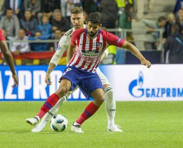 Diego Costa protege un balón ante la presión de Sergio Ramos.