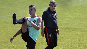 Pepe, junto a Fernando Santos, con la selecci&oacute;n portuguesa que disputar&aacute; la Copa Confederaciones.
