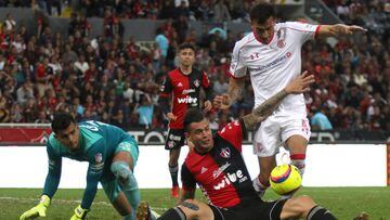 Quiñones, gol y expulsión en triunfo de Toluca ante Atlas