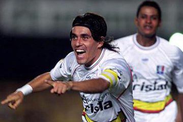 Sergio Galván Rey: en Colombia marcó 224 goles en 356 partidos y de esas anotaciones, 171 fueron con la camiseta del Once Caldas. Cuando el equipo de Manizales competía en la Copa Libertadores de 2004, el colombo-argentino sorpresivamente abandonó la institución y se fue para la MLS.