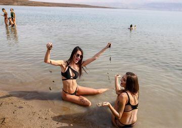 Las participantes de Miss Universo visitan el Mar Muerto cerca de Jericó, Cisjordania.
