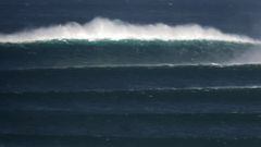 Set de olas gigantes rompiendo en Lanzarote, Canarias. 