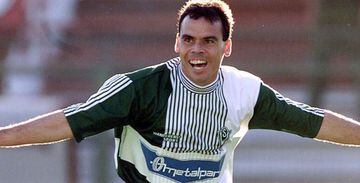 Tiene un récord en el fútbol chileno jugando por Wanderers: anotó durante 15 fechas seguidas en el Apertura 2004.