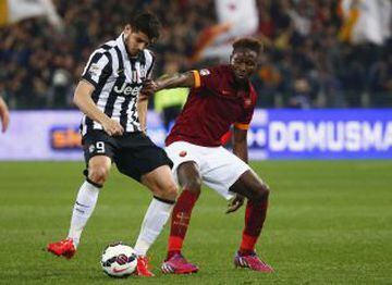 El goleador de la Juventus Alvaro Morata domina ante la marca de Mbiwa.