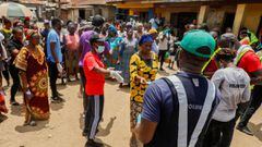FILE PHOTO: People queue for food parcels at a relief distribution, during a lockdown by the authorities in efforts to limit the spread of the coronavirus disease (COVID-19), in Lagos, Nigeria April 9, 2020. Picture taken April 9, 2020. REUTERS/Temilade A