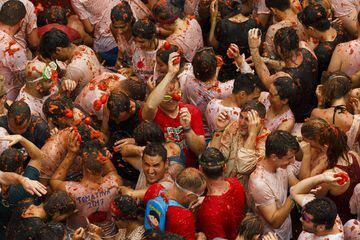 BUNOL, SPAIN - AUGUST 30:  Revellers take part in the annual Tomatina festival on August 30, 2017 in Bunol, Spain. An estimated 22,000 people threw 150 tons of ripe tomatoes in the world's biggest tomato fight held annually in the Spanish Mediterranean town.  (Photo by Pablo Blazquez Dominguez/Getty Images)