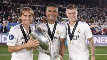 HELSINKI, FINLAND - AUGUST 10: Luka Modric, Carlos Henrique Casemiro and Toni Kroos, players of Real Madrid, are celebrating the UEFA Super Cup during the Real Madrid CF v Eintracht Frankfurt - UEFA Super Cup Final 2022 at  on August 10, 2022 in Helsinki, Finland. (Photo by Antonio Villalba/Real Madrid via Getty Images)