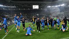 Jugadores del Napoli celebran luego del triunfo ante la Juventus en Serie A.