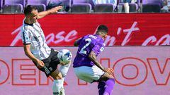 Juventus' Serbian midfielder Filip Kostic (L) qnd Fiorentina's Brazil's defender Dodo go for the ball during the Italian Serie A football match between Fiorentina and Juventus on September 3, 2022 at the Artemio-Franchi stadium in Florence. (Photo by Vincenzo PINTO / AFP)