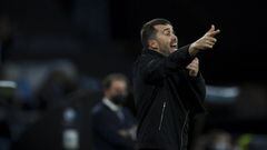 El entrenador argentino Eduardo Coudet da indicaciones durante el partido entre el Celta y el Rayo Vallecano. 