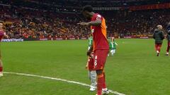 ¡Imperdible! Show de Davinson y su hijo en Galatasaray
