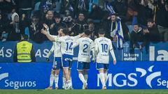 Los jugadores del Zaragoza celebran el primer gol contra el Sporting.