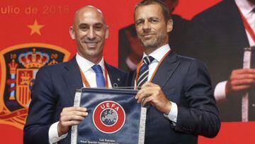 Luis Rubiales posa con Aleksander Ceferin, presidente de UEFA.
