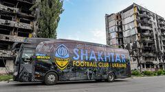 El autobús del Shakhtar pasa por una de las zonas de conflicto en Ucrania.