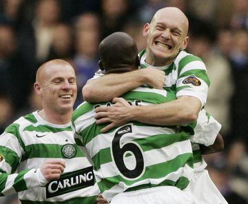Gravesen celebra un gol con varios compañeros del Celtic.