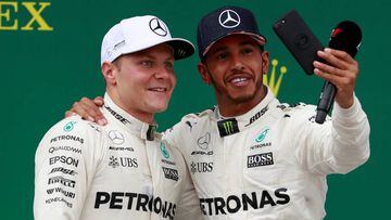 Bottas y Hamilton haci&eacute;ndose un selfie en el podio de Silverstone.